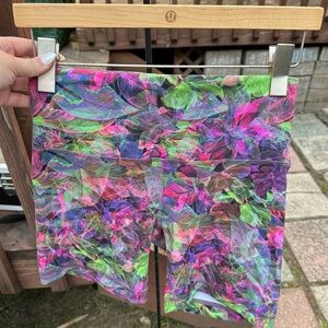 Lululemon neon colored wunder train shorts sz8, 6inch EUC